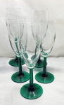 Vidro - Cinco belas taças flute em vidro translúcido com pé sextavado na cor verde para champagne, medindo 20cm de altura.