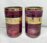 Vidro- Par de pequenos e antigos copos para drinks, no tom vinho com detalhes em dourado,  medindo 8,5cm de altura.