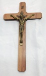 Arte Sacra - Crucifixo com cruz em MDF e Cristo em metal dourado,  ricamente detalhado, medindo 25cmX14,5cm.