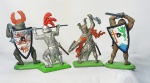 Antiguidade- Quatro antigos guerreiros medievais ingleses,  em plástico com base em chumbo das décadas de 70 e 80, da marca Britain, únicos, para colecionadores, medindo de 7cm a 7,5cm.