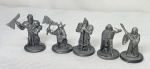 Raridade - Cinco personagens medievais em plástico, peças de colecionadores, medindo 3cm cada