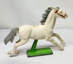 Raridade  - Cavalo inglês em plástico com base em chumbo, peça de colecionador, medindo 7cmX9cm.