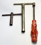 Jogo contendo três chaves, sendo duas chaves canhão tipo T e uma chave canhão com cabo, usadas, vendidas no estado.