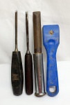 Conjunto contendo quatro ferramentas,  sendo dois formãos, um formão feito de uma antiga lima, e um raspador de tinta, usadas vendidas no estado.