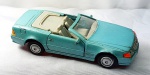 Colecionismo- Miniatura de um MERCEDES BENZ 500SL azul claro,  conversível em metal com detalhes em plástico,  pneus emborrachados,  portas abrem,  medindo 11cm de comprimento.