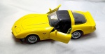 Colecionismo- Miniatura de um CORVETTE 1978 amarelo, em metal com detalhes em plástico,  pneus emborrachados,  portas abrem,  medindo 12cm de comprimento.