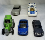 Colecionismo- Cinco miniaturas de carrinhos para colecionadores, em metal com detalhes em plástico, sendo um PEUGEOT 206CC  CONVERSÍVEL,  azul metálico,  um PORSCHE 956 branci com detalhes em azul,  um CADILLAC  grafite, um antigo CAMINHÃO RURAL, verde e o belo CHEVROLET CAMARO CONCEPT  2006 prata, medindo de 6,5cm a 7,4cm.