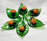 Miniatura,- Meia dúzia de enfeites no formato de pingente como folhas verdes com um besouro laranja em vidro de murano  artesanal, medindo de 5cm a 5,5cm.