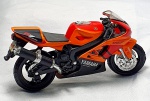 Colecionismo - Miniatura de Moto YAMAHA DEL TRBOX II, cor laranja e pretaComprimento aproximado: 12cm , Guidão ativo, Suspensão traseira, Pneus emborrachadosTanque e quadro em metal. Demais partes em plástico. Possui descanso para ficar em pé.