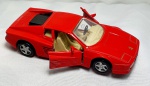 Colecionismo- Miniatura de carro FERRARI vermelha toda em metal com pneus emborrachados, portas abrem, medindo 11cm.