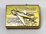 Isqueiro em metal dourado com pátina em preto com imagem em baixo relevo um avião de  guerra, da marca Bohai,  novo, funcionando, precisando colocar fluido.