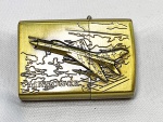 Isqueiro em metal dourado com pátina em preto com imagem em baixo relevo um avião de  guerra, da marca Bohai,  novo, funcionando, precisando colocar fluido.