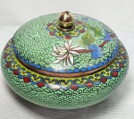 Pequeno potiche com tampa em Cloisonné com fundo interno azul e fora em verde com  imagens florais e detalhes em dourado,  medindo 8cm de altura por 10cm de diâmetro maior.