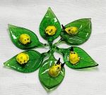 Miniatura,- Meia dúzia de enfeites no formato de pingente como folhas verdes com um pequeno inseto amarelo em vidro de murano, artesanal, medindo de 5cm a 5,5cm.