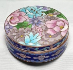 Cloisonné- Porta joias em cloisonné com fundo azul no formato circular com imagens florais,  medindo 3cm de altura por 9cm de diâmetro.