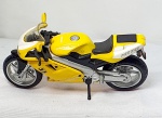 Colecionismo- Miniatura, reprodução fiel da moto Cagiva Mito amarela,peças cuidadas nos mínimos detalhes, com um realismo excepcional e ótimo acabamento, do assento às rodas;peças funcionais, como suspensão traseira, guidão e descanso lateral;pneus emborrachados, medindo   11cm.