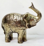 Elefante em pesado bronze polido, provavelmente indiano, medindo 9,5cm de altura por 10cm de comprimento.