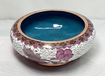 Pequeno e belo pote em cloisonné, interior em azul, externo fundo branco com belíssimo desenho floral em tons de lilás,  medindo 4cm de altura por 10cm de diâmetro maior.