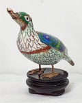 Belíssimo e pequeno pássaro colorido em antigo cloisonné com base em madeira, medindo 8cm de altura por 10cm de comprimento.