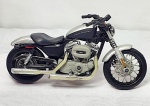 Colecionismo - Miniatura Moto Harley Davidson XL 1200 N Sporster Comprimento 12cm ,Guidão ativo, Suspensão traseira Pneus emborrachadosTanque e quadro em metal. Demais partes em plásticoPossui descanso para ficar em pé