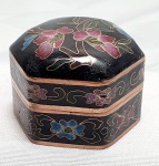 Cloisonné  -  Porta remédio em cloisonné sextavado com fundo preto ornado com belo desenho floral,  medindo 3cm de altura por 4,5cm de diagonal.