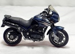 Colecionismo - Miniatura de moto Triumph Tiger, na cor azul em plástico e metal com pneus de borracha, guidão, amoecedor e rodas flexíveis, medindo 12cm.  19