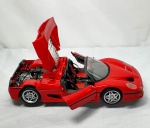 Miniatura perfeita de uma Ferrari F50 1995, vermelha, toda em pesado metal com detalhes em plástico, pneus emborrachados,  portas,  porta mala e capô abrem, ricamente detalhada, medindo 5,5cm de altura, 10cm de largura por 24,5cm de comprimento, usada,  faltando retrovisores externos e paleta do para brisa, vendida no estado.