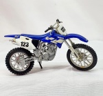 Colecionismo-  Miniatura Moto YAMAHA YZ 400 F, em metal com detalhes em plástico,  pneus emborrachados,  guidão e suspensão traseira maleáveis,  medindo 12cm.