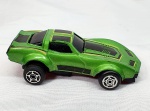 Colecionismo - Miniatura de carro na cor verde , em metal com detalhes em plástico com pneus traseiros emborrachados, portas não abrem, funciona a fricção,  medindo 8,5cm.