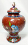 Cloisonné- Belo Pontiche em pesado  cloisonné com fundo em telha, bojudo com imagens florais e borboleta, medindo 12cm de altura.