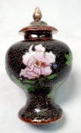 Cloisonné- Belo Pontiche em cloisonné com fundo em preto, bojudo com imagens florais e borboleta, medindo 9,5cm de altura.