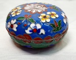 Cloisonné- Porta joias em cloisonné com fundo azul,  no formato circular com imagens florais coloridas, medindo 4cm de altura por 7,5cm de diâmetro.