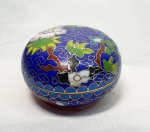 Cloisonné- Pequeno porta  alianças em  cloisonné com fundo azul,  no formato circular com imagens florais coloridas, medindo 3,5cm de altura por 5cm de diâmetro.