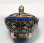 Cloisonné- Porta  joias em cloisonné  no formato circular com imagens florais em baixo relevo,  medindo 6cm de altura por 6cm de diâmetro.