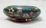 Cloisonné- Porta cartões em cloisonné com fundo azulado no formato circular com imagens florais,  medindo 3,5cm de altura por 10cm de diâmetro.