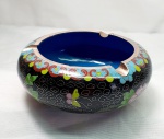 Cloisonné- Cinzeiro em cloisonné com fundo preto,  imagens florais, medindo 4cm de altura por 10cm de diâmetro.