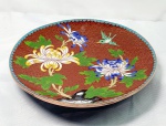 Cloisonné - Pequeno prato em cloisonné com fundo em telha,  desenho floral e pássaro, traseira em azul com desenhos florais em dourado,  medindo 17,5cm de diâmetro.