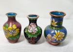 Cloisonné- Três miniaturas de jarra, com delicados desenhos florais,  apresenta bicado, vendido no estado,  medindo 5cm e 5,5cm de altura .