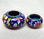 Cloisonné- Par de miniaturas de potiche sem tampa com delicados desenhos florais, medindo o menor 2cm de altura por 3cm de diâmetro e o maior 3cm de altura por 4cm de diâmetro.