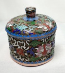 Antigo pote em cloisonné  com tampa, rico trabalho floral em baixo relevo, medindo 7,5cm de altura por 7cm de diâmetro maior.