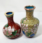 Cloisonné-  Par de pequeninos vasos em cloisonné com imagens florais com detalhes em bronze, e outro com detalhes dourado, medindo 5cm e 6cm de altura .