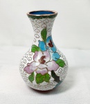 Cloisonné- Pequeno vaso em cloisonné com imagens florais pintadas à mão, seu interior na cor azul cobalto,  medindo 8cm de altura.