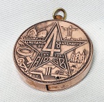 Antiguidade- Peça única, medalha souvenir de 1065 em bronze,  comemoração ao quarto centenário do Rio de Janeiro, medindo 0,8cm de espessura por 3,7cm de diâmetro.