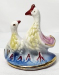 Antiguidade- Bibelô em porcelana da década de 60, figura de pássaros com detalhes em dourado,  medindo 7cm de altura por 4cmX6cm de base.