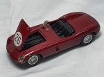 Colecionismo - Miniatura,  reprodução perfeita de uma antiga Ferrari 1955 vinho, toda em metal com detalhes em plástico, pneus emborrachados, capo abre, funciona a fricção, medindo 11,5cm de comprimento.