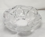 Belíssimo cinzeiro para charuto em pesado demi cristal no formato de flor, externamente com imagens de flores jateadas, medindo 5,5cm de altura por 18cm de diâmetro.