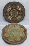 Antiguidade - Par de pratos de parede em bronze com imagem de mandala pintado à mão, medindo 15cm de diâmetro cada.