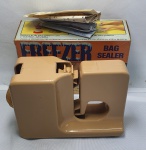 Antiga Bag Sealer FREEZER, seladora de sacos com fita, sem uso na caixa original na cor marrom.