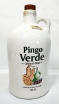 Antiga garrafa de cachaça mineira Pingo Verde, aparentemente lacrada.