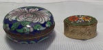 Par de potes sendo um porta alianças em  cloisonné  medindo 2,5cmX5,5cm e um porta remédios em metal e pedra medindo 2cmX2,5cmX3cm.